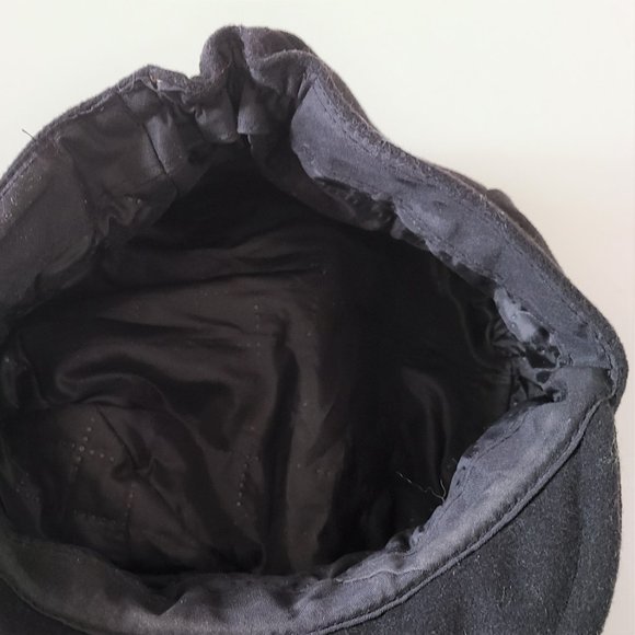 Black hat with detail on the side. - Picture 8 of 9